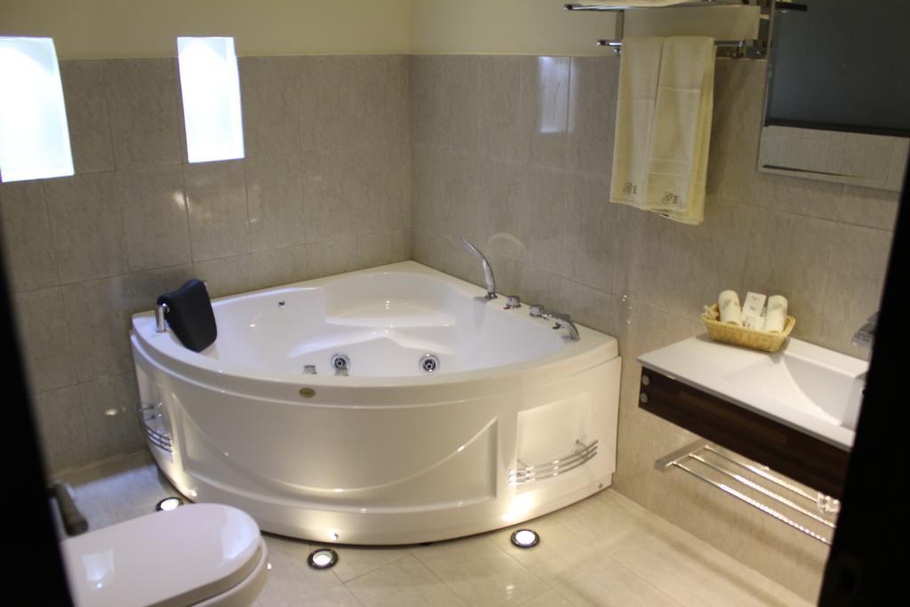 Hotel Grand Enclave Lahore Pokoj fotografie