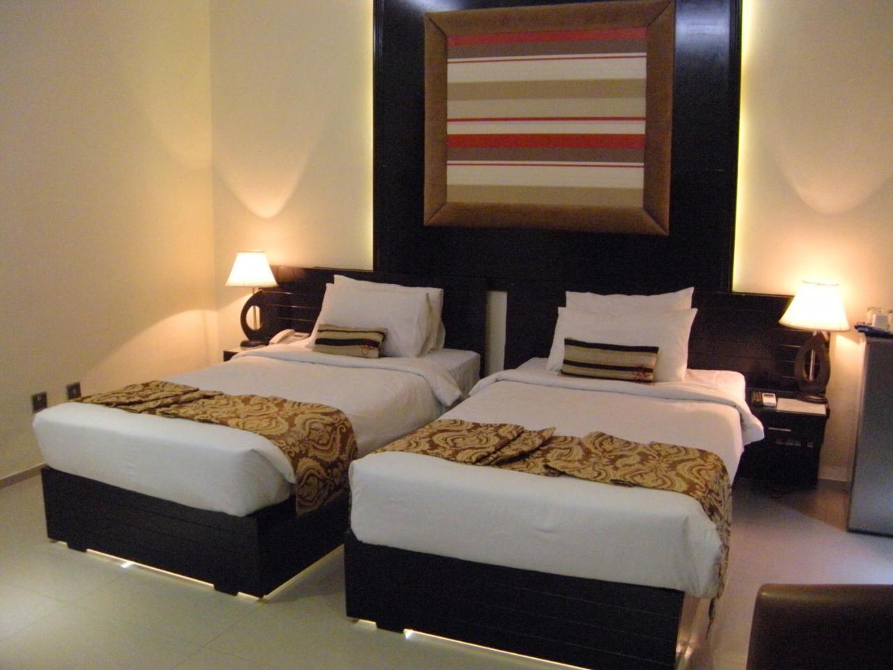 Hotel Grand Enclave Lahore Pokoj fotografie